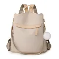Beiger Diebstahlschutz-Rucksack für Damen aus Nylon mit weißem Plüsch-Pompon-Anhänger - Gebrochenes Weiß
