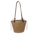 Stroh-Eimertasche mit dunkelbraunem Lederbesatz und weißem Beutel mit Kordelzug - Braun