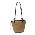 Stroh-Eimertasche in Beige mit schwarzen Lederakzenten und Kordelzug-Innentasche - Schwarz