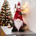 Detalle de gnomo navideño con linterna brillante y gorro de punto con diseño de copos - Gnomo Masculino con Linterna
