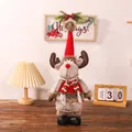 Decoración de reno de Navidad de felpa con gorro de punto rojo y bufanda a rayas - Muñeco Estilo de Pie