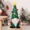 Detail eines grünen Weihnachtswichtels mit weißem Bart und rot gestreiften Armen - Grüner Weihnachtsbaum-Zwerg