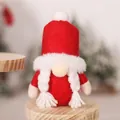 Detailansicht einer Weihnachtsgnom-Puppe mit rotem Filzhut und weichen weißen Zöpfen - Weiblicher Waldzwerg mit Zylinder