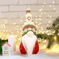Gnomo di Natale con cappello rosso a maglia con fiocchi di neve e lunga barba bianca - Stile Motivo a Fiocchi Rosso e Verde (W-QT137)