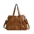 Bolso tote marrón oscuro en cuero brillante con diseño plisado y herrajes plateados - Marrón
