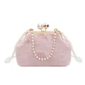 Sac à main en fausse fourrure rose avec poignées en perles et fermoir doré orné de perles - Rose