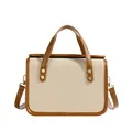 Sac à bandoulière en toile beige avec bordure en similicuir marron et rivets dorés - Blanc et Marron