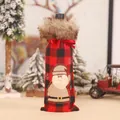 Weinflaschenhülle mit rot-schwarzem Karomuster und Weihnachtsmann-Applikation - Weihnachtsmann