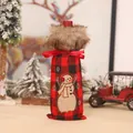 Weinflaschenhülle mit rot-schwarzem Karomuster, Schneemann-Stickerei und Pelzbesatz - Schneemann