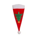 Gorro de Navidad de felpa roja con árbol bordado verde y pompón blanco sobre fondo blanco - Árbol de Navidad