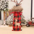 Weinflaschenhülle mit rot-schwarzem Karomuster und Rentier-Stickerei zu Weihnachten - Elch