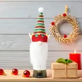 Funda para botella de vino de gnomo navideño con gorro a rayas rojas y verdes y barba - Funda de Botella Elfo (G-JT177)