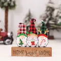 Gnomos navideños de madera con gorros de cuadros y texto decorativo HOME Sweet GNOME - Figura de Tres Gnomos (Q-G49)