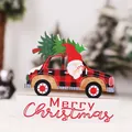 Adorno navideño de madera coche de cuadros con gnomo y árbol sobre base blanca - Adorno de Coche Pintado (Q-G51)
