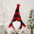 Gnome de Noël avec chapeau à carreaux rouge et noir et étoile sur branche - Style Nain Chapeau Carreaux Rouge et Noir