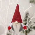 Pendentif gnome de Noël avec chapeau en feutre rouge et bras rayés sur un sapin - Style Nain Chapeau Rouge