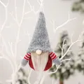 Pendentif de gnome de Noël avec chapeau en peluche grise et corps rouge sur branche - Style Nain Chapeau Gris