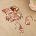 Herbst-Zwerge Holzanhänger Set mit Kürbis und Ahornblatt in einer Holzbox dekoriert - Kürbis Ahornblatt Gnom Stil (Modell A)