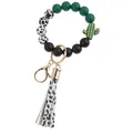 Dettaglio portachiavi in perline di silicone con nappa maculata e ciondolo cactus - Cactus Verde (PZ230824931)