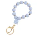 Détail macro de perles en silicone bleu clair avec anneaux dorés sur bracelet porte-clés - Bracelet Porte-clés Charme Arche Bleu Clair