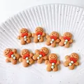 Set di 9 ciondoli omino di pan di zenzero in resina su un piatto di ceramica bianca decorativa - Stile 1