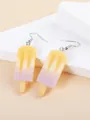 Dettaglio macro di orecchini a gelato in resina con sfumatura gialla e viola - Stile Ghiacciolo Giallo