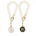 Détail des pendentifs lettre B ronds avec placage en or et finition en émail noir et blanc - Lettre B Noir et Blanc