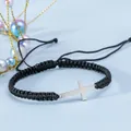 Dettaglio del bracciale a corda nera intrecciata con ciondolo a croce in metallo argento - Nero