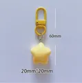 Detailansicht des gelben Stern-Schlüsselanhängers mit den Maßen 60mm Gesamtlänge im Bild - Gelb
