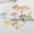 Detalle de colgantes de lazo coloridos de aleación con perlas y diamantes para joyería - Lazo Color Macarrón