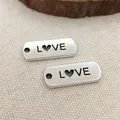 Macro-opname van twee vintage zilveren LOVE hangers met hartvormige gravering - Liefde (10832) / 8x20mm / Antiek Zilver