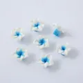 Perline di fiori di frangipani da 15 mm in argilla polimerica blu e bianca per gioielli - Confezione da 10 / Bianco