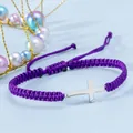 Bracciale intrecciato viola regolabile con pendente a croce in metallo lucido - Viola