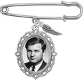 Detalle del broche conmemorativo de plata con colgante para foto y amuleto de pluma - Marco de Fotos de Alas
