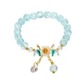 Blaues Kristallarmband mit weißer Kamelienblüte und feinen goldenen Kettenelementen - Blumenquasten Stil 2 / Himmelblau