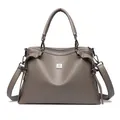 Borsa tote in pelle martellata taupe con hardware argento e tracolla regolabile - Grigio Cachi