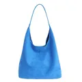 Sac fourre-tout bleu ciel en daim avec une silhouette épurée et une bandoulière assortie - Bleu