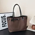 Bolso tote grande minimalista en marrón oscuro con asas negras para uso diario - Marrón