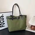 Bolso tote minimalista de lona verde oscuro con correa de cuero negro y ojal metálico - Verde