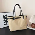 Borsa tote minimalista in tela kaki con cinturini in pelle nera e fibbia decorativa - Cachi