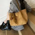 Bolso tote de gamuza marrón con pompón de peluche y borla de cuentas estilo minimalista - Con Colgante / Amarillo