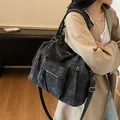Grand sac cabas rétro noir mat avec plusieurs poches et une bandoulière réglable - Noir