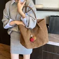Bolso tote de ante marrón con pompones decorativos y correas largas de hombro - Con Colgante / Marrón