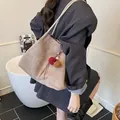 Bolso tote minimalista de ante camel con pompón decorativo y blazer gris estructurada - Con Colgante / Caqui