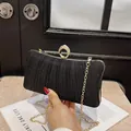 Pochette de soirée noire à paillettes avec chaîne dorée et fermoir bague en strass - Noir