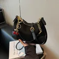 Chique zwarte halvemaanvormige tas met gouden ketting, kersenhanger en leren riem - Met Hanger / Zwart