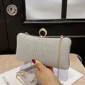 Pochette de soirée argentée pailletée avec fermoir anneau en strass et chaîne - Argent