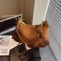 Bruine tas van suède met gouden ketting en een kersenhanger voor dames - Met Hanger / Bruin