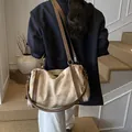 Borsa tote retrò in tela kaki con manici in pelle marrone vista dal retro - Cachi