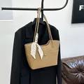 Bolso tote grande en color camello de cuero PU con elegante pañuelo decorativo - Caqui
